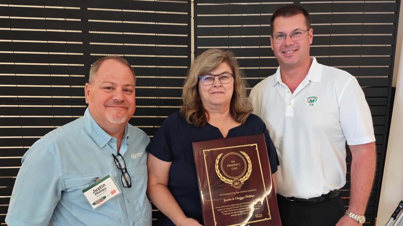 How Minuteman Press International Evolved and Set New Standards Minuteman Press Franchisees Justin & Christy Phillips accept President’s Club Award from Nick Titus.